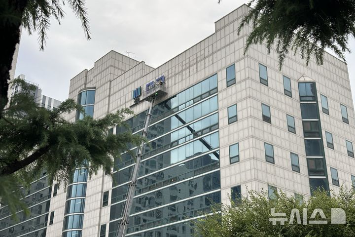 [대구=뉴시스] 김정화 기자 = 공소청 출범을 앞두고 1일 오전 대구 수성구 대구지방·고등검찰청에서 간판 철거 작업이 진행되고 있다. 2026.10.01. jungk@newsis.com