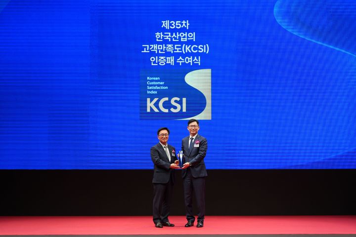 [서울=뉴시스] 민기식 SK쉴더스 대표(오른쪽)가 '올해 한국산업의 고객만족도(KCSI)' 조사 무인경비 부문 1위 수상을 기념해 촬영하고 있다. (사진=SK쉴더스 제공) 2026.10.01. photo@newsis.com *재판매 및 DB 금지