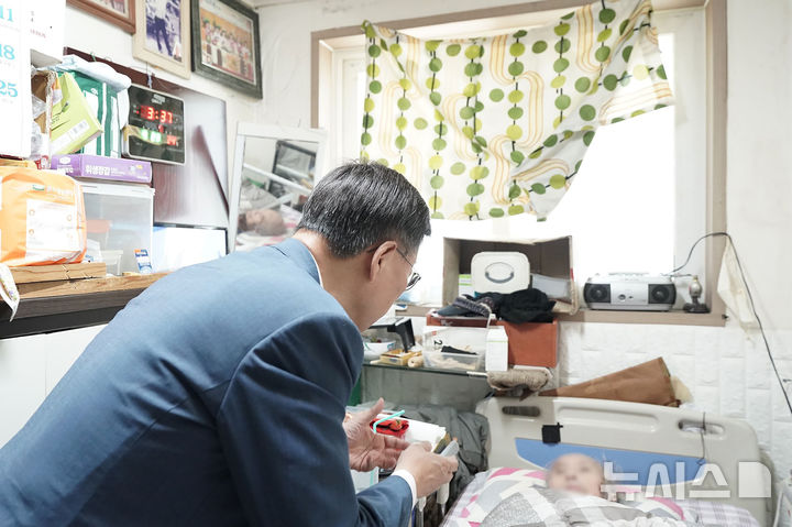 [성남=뉴시스] 성남시는 ‘내집 생애말기 케어 사업’ 추진을 본격화한 가운데 신상진 성남시장이 대상 어르신 자택을 방문해 건강 상태를 살피고 격려했다 (사진=성남시 제공) 2026.10.01.photo@newsis.com