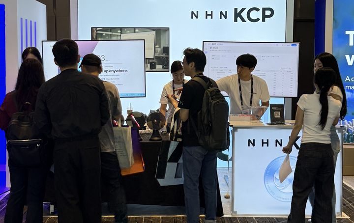 지난달 30일 서울 워커힐 호텔앤리조트에서 열린 'KBW2026' NHN KCP 부스에서 참관객이 원화 스테이블코인 결제 시연을 체험하고 있다. (사진=NHN KCP) *재판매 및 DB 금지