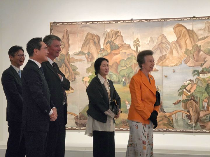 [서울=뉴시스]이재용 삼성전자 회장과 앤 공주, 앤 공주의 남편 티머시 로런스 경이 KH컬렉션 순회전을 둘러보고 있다. (사진=삼성전자 제공) 2026.10.01. photo@newsis.com *재판매 및 DB 금지