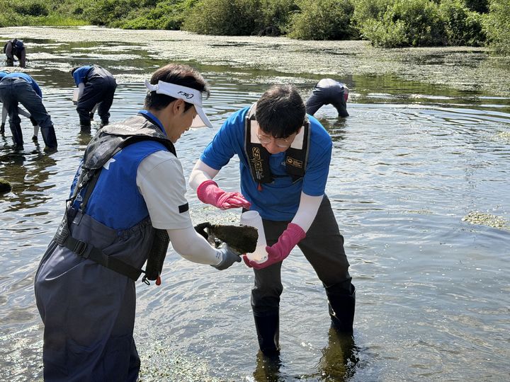동아오츠카가 국립낙동강생물자원관과 동아오츠카 칠서캠퍼스 인근 하천인 경남 창원시 광려천에서 담수생물다양성 보전을 위한 모니터링 활동을 진행했다. (사진=동아오츠카 제공) *재판매 및 DB 금지
