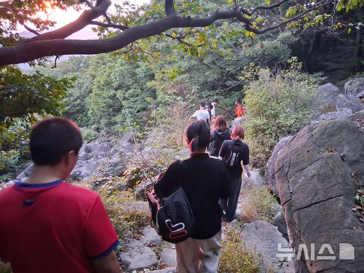 [전남광주=뉴시스] 지난달 30일 오후 전남광주 동구 무등산 용추폭포 인근에서 길을 잃은 고등학생들이 소방 당국에 의해 구조되고 있다. (사진=전남광주통합소방본부 제공) 2026.10.01 photo@newsis.com