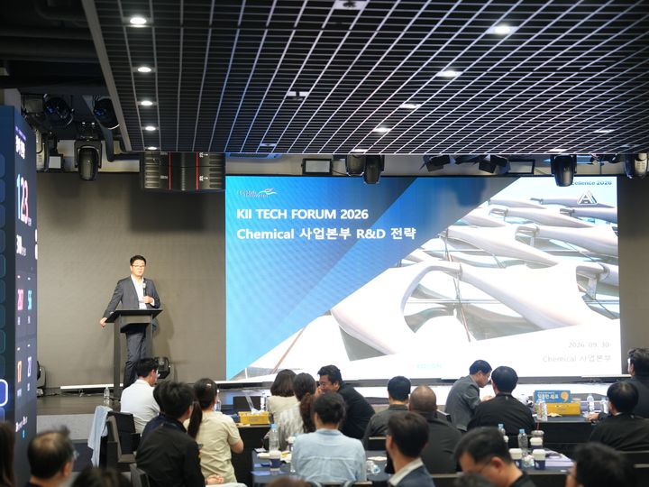 [서울=뉴시스] 코오롱인더스트리가 지난 9월 30일 서울 마곡 엠시그니처 빌딩에서 주요 경영진과 연구개발 임직원들이 참석한 가운데 'Tech Forum 2026'을 개최했다. 사진은 코오롱인더스트리 케미칼 사업본부 이정준 본부장이 R&D 전략을 발표하는 모습. (사진=코오롱인더스트리 제공) 2026.10.01 photo@newsis.com *재판매 및 DB 금지