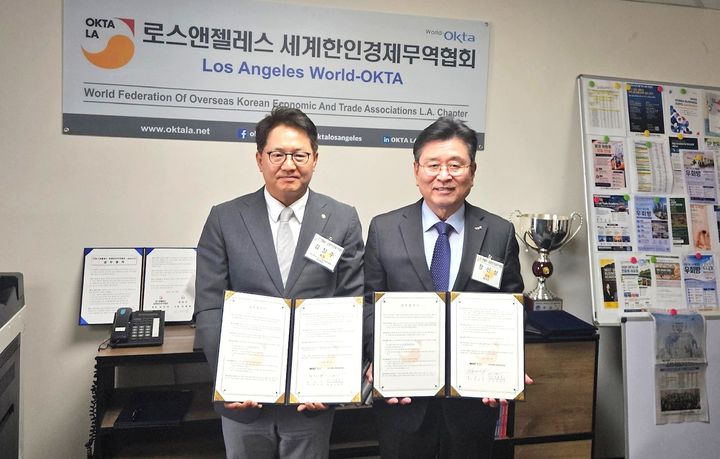 [횡성=뉴시스] 장신상 횡성군수와 김창주 월드옥타 LA지회장이 협약서를 들고 기념촬영을 하고 있다. (사진=횡성군 제공) 2026.10.01. photo@newsis.com *재판매 및 DB 금지