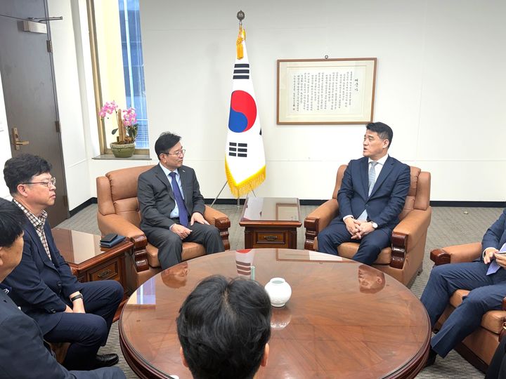 [횡성=뉴시스] 장신상 횡성군수와 방문단이 LA총영사관 관계자들과 간담회를 하고 있다. (사진=횡성군 제공) 2026.10.01. photo@newsis.com *재판매 및 DB 금지