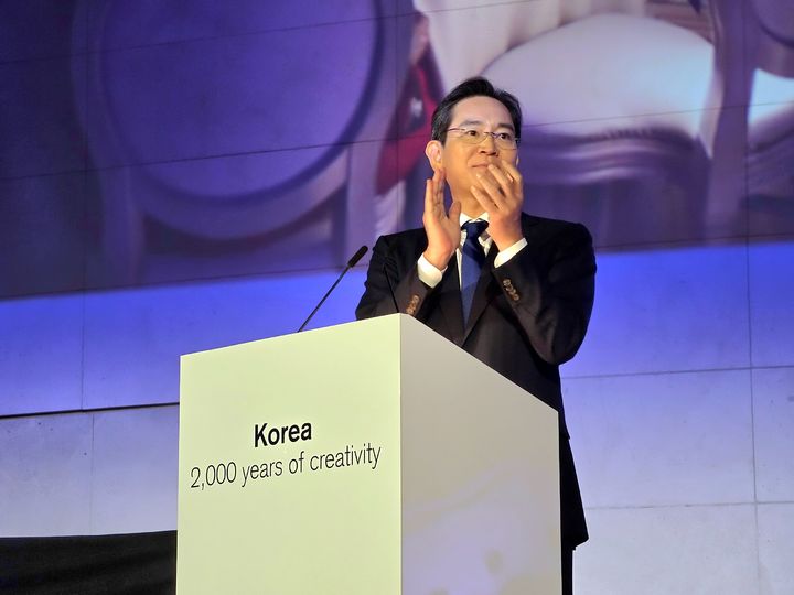 [서울=뉴시스] 이재용 삼성전자 회장이 9월 30일(현지시간) 영국박물관에서 열린 KH컬렉션 순회전 갈라 디너에서 환영사를 하고 있다. (사진=삼성전자 제공) 2026.10.01 photo@newsis.com *재판매 및 DB 금지