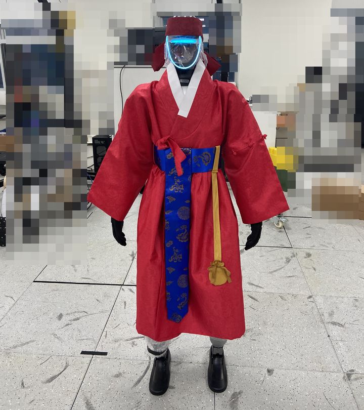 [화성=뉴시스] 철릭을 입고 붉은 두건을 두른 AI(인공지능) 로봇. (사진=화성시 제공) 2026.10.01. photo@newsis.com *재판매 및 DB 금지