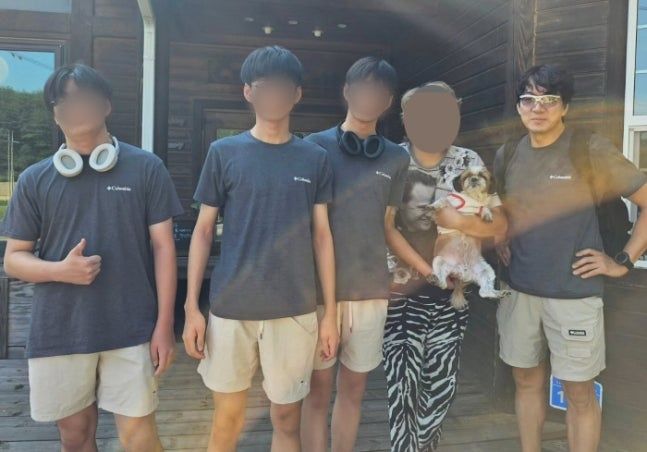 [서울=뉴시스] 배우 송일국과 세쌍둥이 아들 대한·민국·만세. (사진=강릉 한 커피전문점 소셜미디어 캡처) 2026.10.01. photo@newsis.com *재판매 및 DB 금지