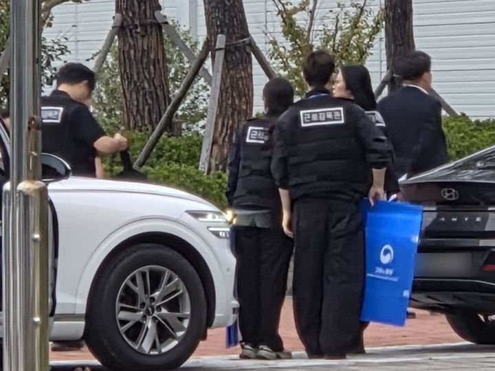 [전남광주=뉴시스] 1일 오전 광주지방고용노동청 관계자들이 부당노동행위 의혹과 관련해 광주글로벌모터스(GGM)에 대한 압수수색을 진행하기 위해 GGM으로 이동하고 있다. (사진=독자 제공) 2026.10.01. photo@newsis.com *재판매 및 DB 금지
