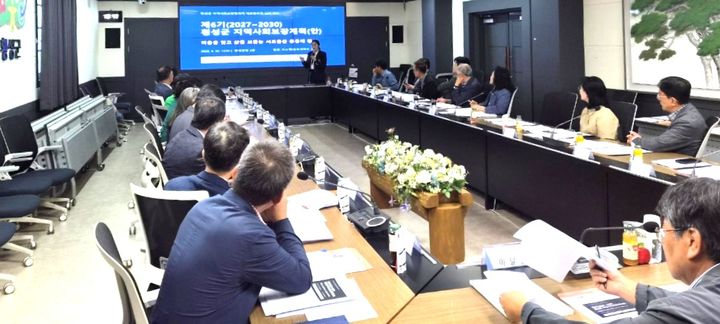 [횡성=뉴시스] 횡성군 지역사회보장협의체 대표협의체 회의에서 제6기 지역사회보장계획안을 설명하고 있다. (사진=횡성군 제공) 2026.10.01. photo@newsis.com *재판매 및 DB 금지