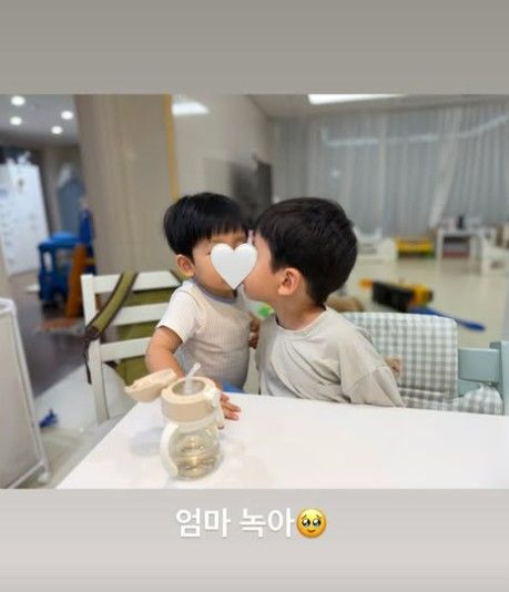 [서울=뉴시스] 에릭과 나혜미의 첫째 아들이 동생에 뽀뽀하는 모습이다. (사진=나혜미 SNS 캡처) 2026.10.01. photo@newsis.com *재판매 및 DB 금지