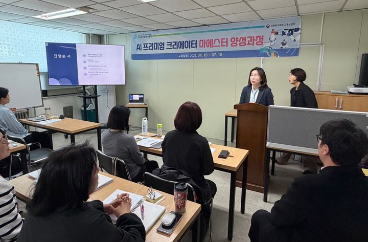 [제주=뉴시스] 제주도와 한라여성새로일하기센터가 운영한 'AI 프리미엄 크리에이터 마에스터 과정'에서 교육생들이 인공지능(AI)을 활용한 콘텐츠 제작 교육을 받고 있다. 이 과정 수료생 15명은 교육을 마친 뒤 개인 창업과 협동조합 설립을 통해 사업화에 나섰다. (사진=제주도 제공) 2026.10.01. photo@newsis.com *재판매 및 DB 금지