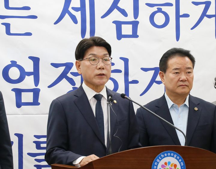 [천안=뉴시스] 이재관 국회의원이 1일 충남도청에서 농지법과 관련한 기자회견을 하고 있다. (사진=이재관의원실 제공) 2026.10.01 photo@newsis.com *재판매 및 DB 금지