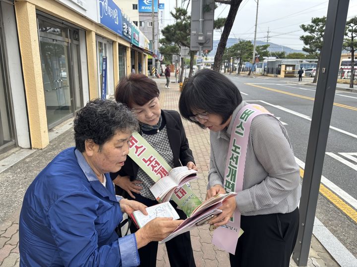 [밀양=뉴시스] 안지율 기자 = 시외버스터미널에서 안정아 교통행정담당과 직원들이 버스 노선 안내 책자를 배부하며 현장 안내를 하고 있다. (사진=밀양시 제공) 2026.10.01. photo@newsis.com *재판매 및 DB 금지