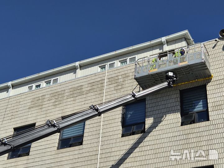 [의정부=뉴시스] 김도희 기자 = 중대범죄수사청과 공소청 출범을 하루 앞둔 1일 오전 의정부지방검찰청 본관 청사에 기존 간판 철거 작업이 진행되고 있다. 2026.10.01 kdh@newsis.com 