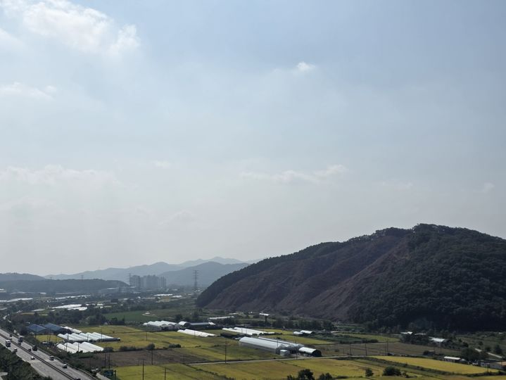 [용인=뉴시스]정유선기자=경기 용인시 처인구 이동읍의 한 건물 옥상에서 바라본 달봉산. 반도체 국가산단 부지 조성을 위해 벌목이 진행된 모습이다. *재판매 및 DB 금지