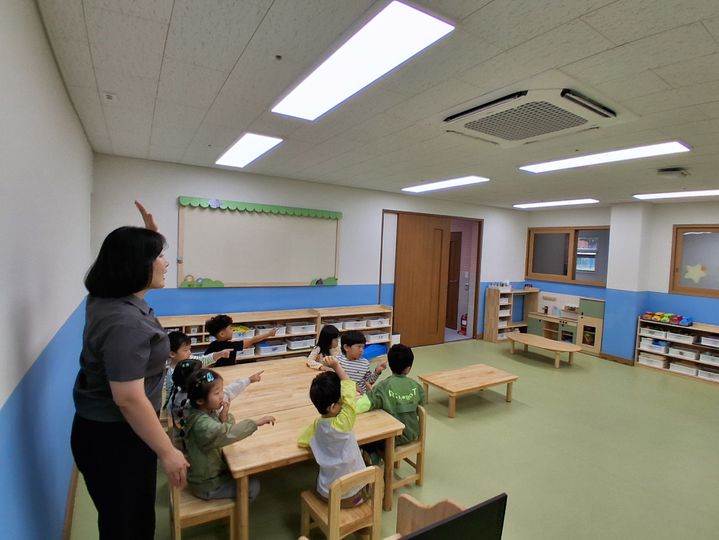 [통영=뉴시스] 신정철 기자= 경남 통영시 구도심 지역의 9개 병설유치원을 통폐합한 '단설 두룡유치원'이 유아 발달에 맞춘 친환경 건물로 이전, 1일부터 새 보금자리에서 교육을 시작했다. 사진은 1일 이전·개원한 통영시 도천동 두룡초등학교 내 두룡유치원 유아 교육 모습.(사진=통영교육지원청 제공).2026.10.01. photo@newsis.com *재판매 및 DB 금지