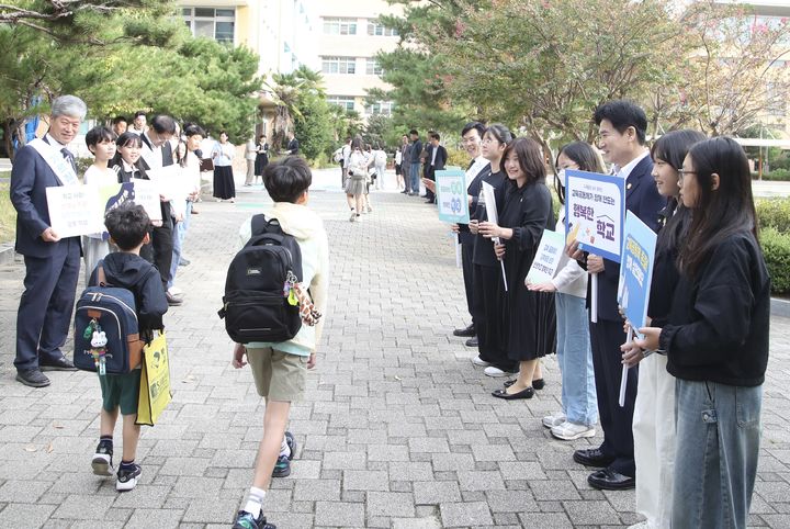 [전남광주=뉴시스] 1일 큰별초등학교 앞에서 김대중 전남광주교육감, 교육청 관계자 등이 교육활동 보호 캠페인을 펼치고 있다. (사진 = 전남광주통합교육청 제공). 2026.10.01. photo@newsis.com *재판매 및 DB 금지