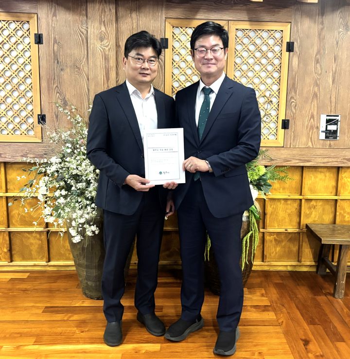 [원주=뉴시스] 구자열 원주시장(오른쪽)이 지역 핵심 현안사업 국비 확보를 위해 재정경제부를 방문했다. (사진=원주시 제공) 2026.10.01. photo@newsis.com *재판매 및 DB 금지