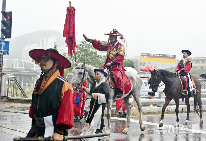 [안양=뉴시스] 지난해 정조대왕 능행차 공동재현 현장. (사진=안양문화원 제공).2026.10.01. photo@newsis.com