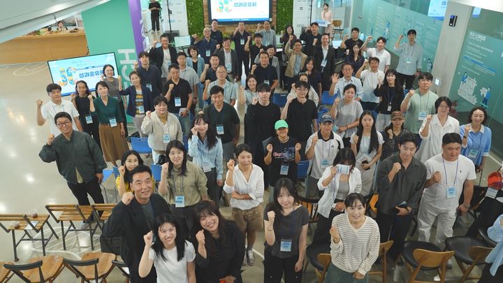 [제주=뉴시스] 9월30일 제주도와 제주창조경제혁신센터가 센터 J-스페이스에서 '2026 THE 제주크리에이터 성과공유회'를 진행한 가운데 참가자들기 기념사진을 촬영하고 있다. (사진=제주도 제공) 2026.10.01. photo@newsis.com *재판매 및 DB 금지