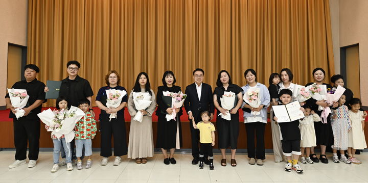 [남원=뉴시스] 제10회 남원시 가족사진 공모전 수상자들이 시상 후 양충모 시장(왼쪽 여섯번째)과 기념사진을 찍고 있다. *재판매 및 DB 금지
