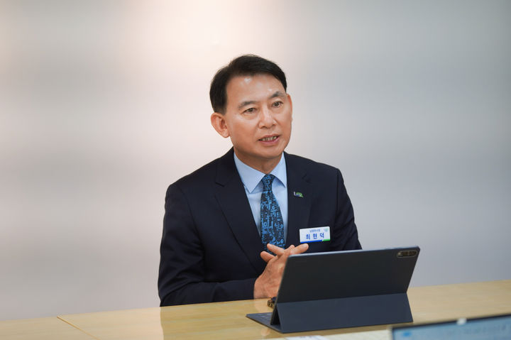 최현덕 남양주시장이 1일 뉴시스 가자와의 차담회에서 추가경정예산안 심의 지연에 따른 피해 우려를 설명하고 있다. (사진=남양주시 제공) photo@newsis.com *재판매 및 DB 금지