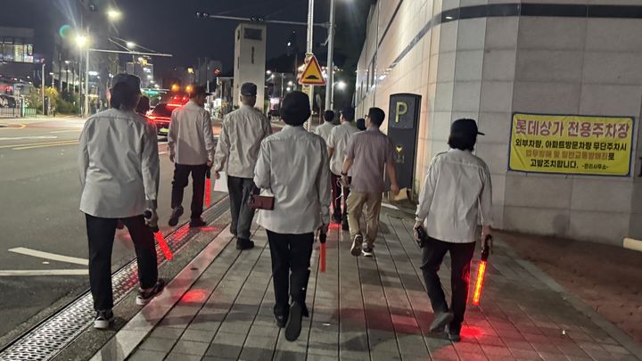 [대구=뉴시스] 대구시 수성구는 범어1동에서 불법 광고물 정비와 올바른 광고물 설치를 위한 홍보 활동을 진행했다. (사진 = 대구시 수성구 제공) 2026.10.01. photo@newsis.com *재판매 및 DB 금지