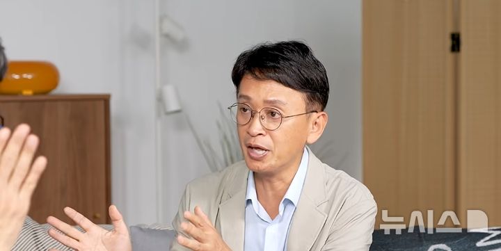 [서울=뉴시스] 김민식 전 MBC PD가 123만 구독자 유튜브 채널 '책과삶'에 출연해 은퇴 후 뇌 관리 비법과 노후 준비 전략에 대해 이야기하고 있다. (사진=유튜브 '책과삶' 캡처) 2026.1001. *재판매 및 DB 금지