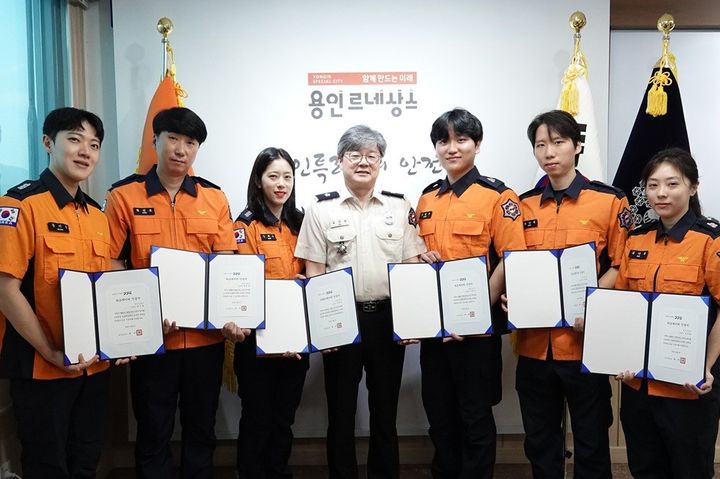  [용인=뉴시스] '하트·브레인 세이버' 인증서 수여식.(사진=용인소방서 제공) 2026.10.01. photo@newsis.com *재판매 및 DB 금지