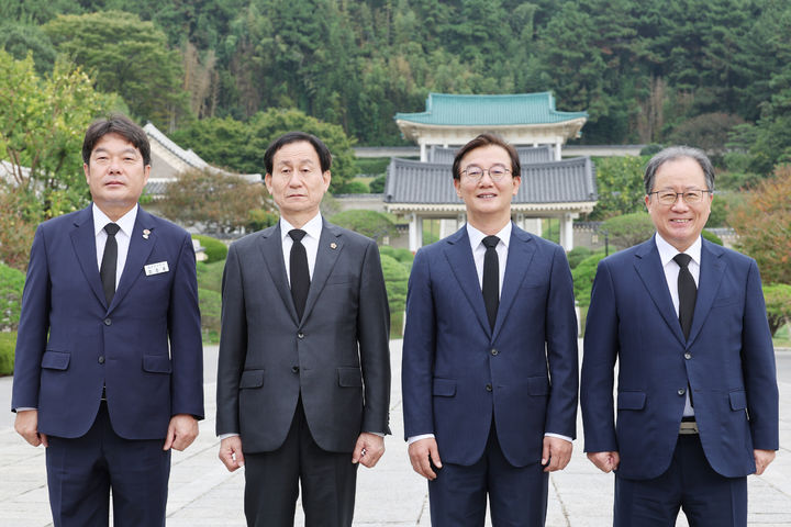 [부산=뉴시스]1일 오전 전재수 부산시장(오른쪽에서 두 번째)과 강무길 부산시의회 의장(왼쪽에서 두 번째), 김석준 부산교육감(맨 오른쪽), 장준용 동래구청장(맨 왼쪽) 등 간부 공무원 30여 명이 충렬사를 찾아 참배했다. (사진=부산시 제공) 2026.10.01. photo@newsis.com *재판매 및 DB 금지