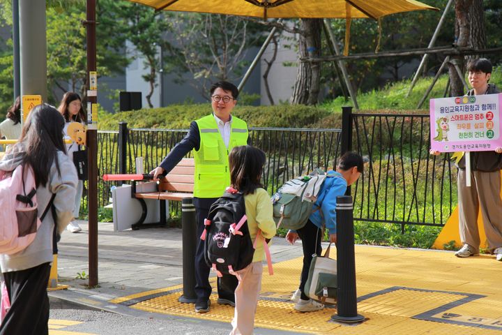 [용인=뉴시스] 삼가초등학교에서 교통안전지도를 하고 있는 조영민 교육장. (사진=용인교육지원청 제공) 2026.10.01. photo@newsis.com *재판매 및 DB 금지