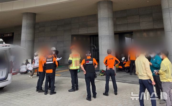 [제주=뉴시스] 1일 오전 제주 서귀포시 소재 호텔에서 소독약 오주입 사고가 발생해 소방당국이 임시의료소를 설치하고 수습에 나서고 있다. (사진=제주소방안전본부 제공) 2026.10.01. photo@newsis.com