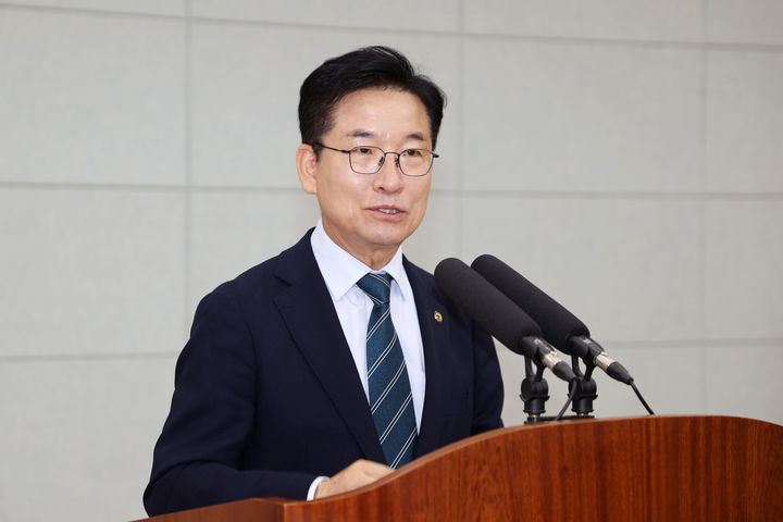 [청주=뉴시스] 윤건영 충북도교육감이 1일 도교육청 화합관에서 열린 월례조회에서 10월을 성과를 점검하고 내년도 정책을 준비하는 시기로 짚으며 발언하고 있다. (사진=충북도교육청 제공) 2026.10.01. photo@newsis.com *재판매 및 DB 금지