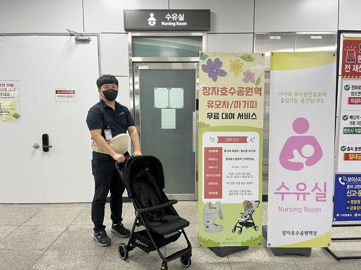 대여용 유모차와 아기띠. (사진=구리도시공사 제공) photo@newsis.com *재판매 및 DB 금지