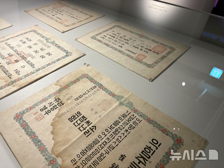 [서울=뉴시스] 한이재 기자 = 국립한글박물관이 대한민국역사박물관, 한글학회, 세종대왕기념사업회와 공동 개최한 한글날 제정 100주년 기념 기획특별전 '일구이륙 무한이륙' 전시에서 한글배곧(조선어강습원) 고등과 졸업증서가 전시돼 있다. 2026.10.01. nowone@newsis.com