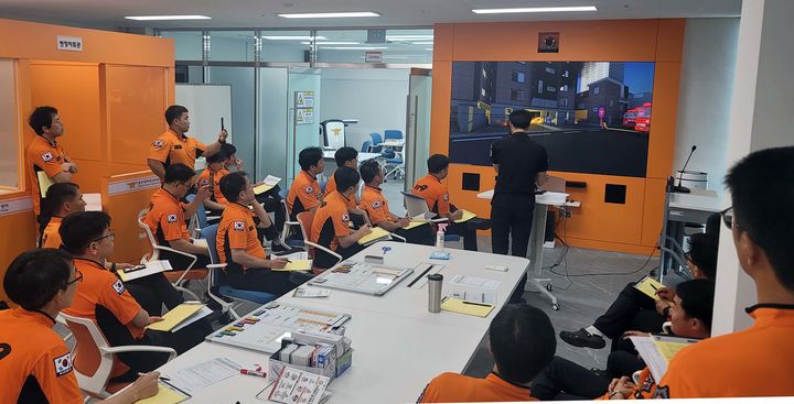 [전남광주=뉴시스] 전남광주통합특별시 소방본부는 광주소방학교에서 현장지휘관을 대상으로 '재난현장 지휘역량 강화 특별 직무교육'을 실시했다고 1일 밝혔다. (사진=전남광주소방 제공) 2026.10.01. photo@newsis.com *재판매 및 DB 금지
