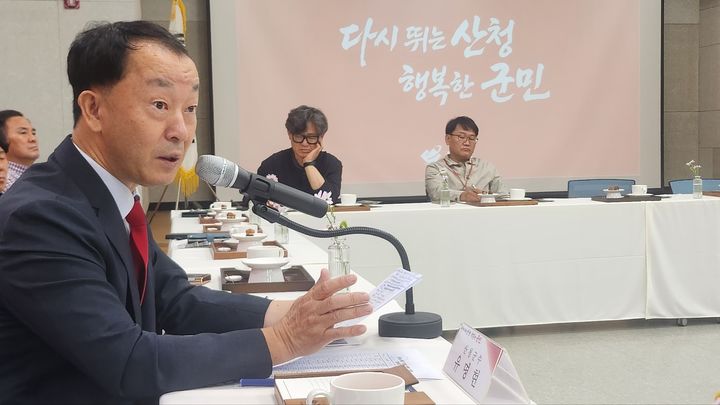 [산청=뉴시스] 서희원 기자= 유명현 산청군수가 1일 동의보감촌 엑스포 주제관에서 취임 100일 언론인 간담회를 개최하고 있다. 2026. 10. 01. shw1881@newsis.com *재판매 및 DB 금지