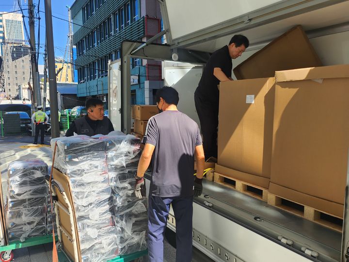 [서울=뉴시스] 장한지 기자 = 중대범죄수사청(중수청) 출범 전날인 1일 오전 작업자들이 서울 중구 르네스퀘어 청사 내부로 반입될 컴퓨터 수십 대를 옮기고 있다. 2026.10.01 hanzy@newsis.com *재판매 및 DB 금지