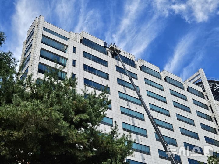 [인천=뉴시스] 이루비 기자 = 검찰청 폐지와 공소청·중대범죄수사청 출범을 하루 앞둔 1일 오후 인천 미추홀구 학익동 인천지방검찰청 청사에서 작업자들이 기존 간판을 철거한 뒤 '인천지방공소청' 간판을 설치하고 있다. 2026.10.01. ruby@newsis.com