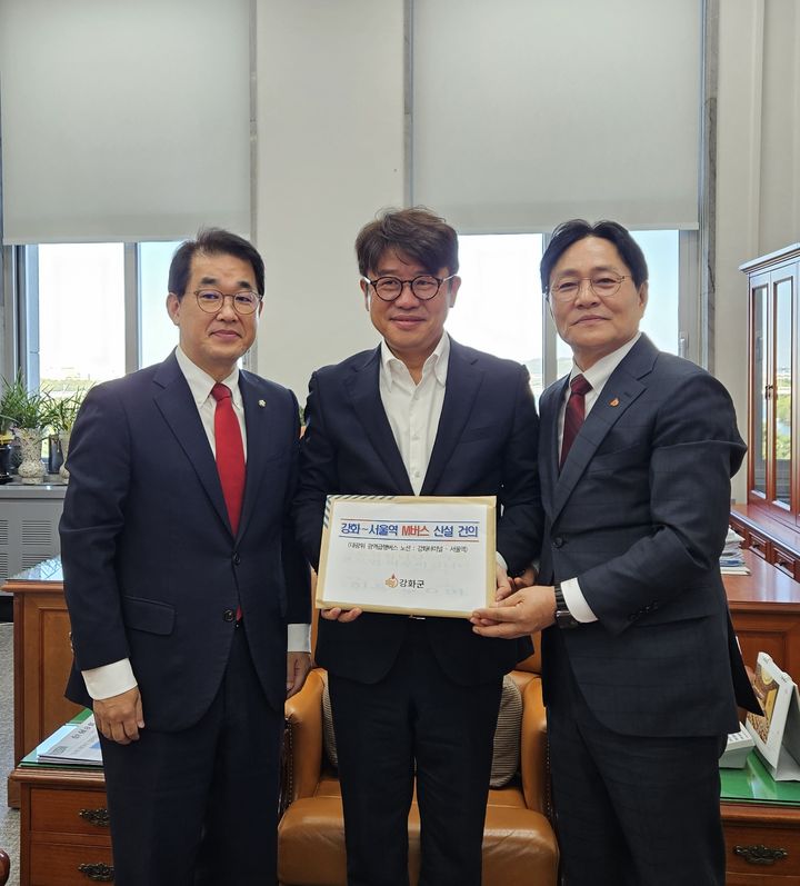 [인천=뉴시스] 국회를 방문한 박용철(가장 오른쪽) 인천 강화군수와 배준영(맨 왼쪽) 의원. (사진=강화군 제공) 2026.10.01. photo@newsis.com *재판매 및 DB 금지