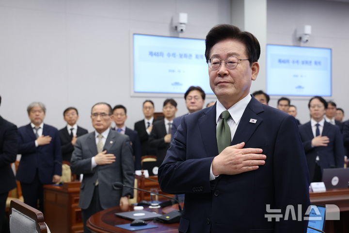 [서울=뉴시스] 조성봉 기자= 이재명 대통령이 1일 청와대에서 열린 수석보좌관회의에서 국민의례를 하고 있다. (청와대통신사진기자단) 2026.10.01. suncho21@newsis.com