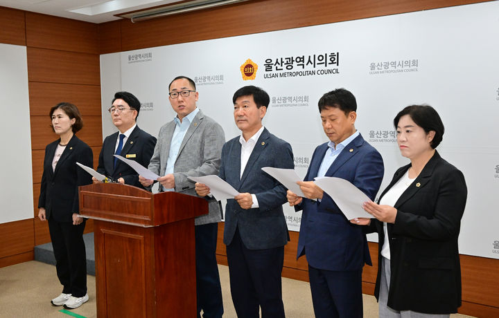 [울산=뉴시스] 더불어민주당 울산시당은 1일 시의회 프레스센터에서 기자회견을 열고 음주운전에 적발된 김대영 의원에 대한 징계요구안 접수 내용을 밝히고 있다. (사진=시의회 제공) 2026.10.01. photo@newsis.com *재판매 및 DB 금지