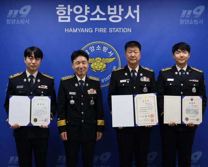 [함양=뉴시스] 함양소방서, 산불 대응 및 화재예방 유공 소방공무원 표창 전수식. (사진=함양군 제공) 2026.10.01. photo@newsis.com *재판매 및 DB 금지