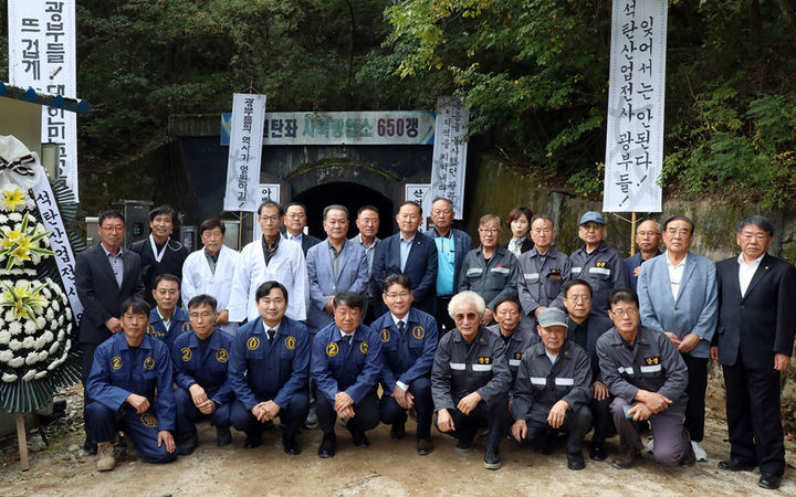 1일 정선군 사북읍 650갱도 입구에서 열린 ‘제30회 석탄문화제’ 산업전사 위령제에 김도균 강원랜드 사장, 김경준 석탄문화제추진위원장, 지역 기관·단체장 등이 참석한 가운데 탄광산업 발전 과정에서 희생된 산업전사들의 넋을 추모하고 있다.(사진=강원랜드 제공) *재판매 및 DB 금지