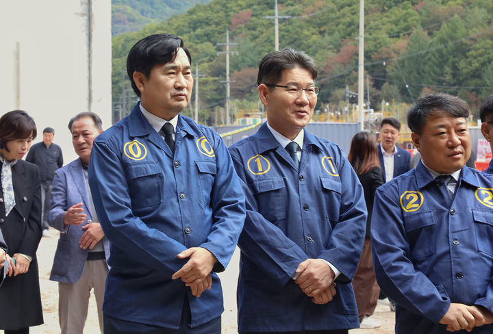 1일 정선군 사북읍 650갱도 입구에서 열린 ‘제30회 석탄문화제’ 산업전사 위령제에 김도균 강원랜드 사장, 김경준 석탄문화제추진위원장, 배왕섭 정선군의장 등이 참석한 가운데 탄광산업 발전 과정에서 희생된 산업전사들의 넋을 추모하고 있다.(사진=강원랜드 제공) *재판매 및 DB 금지