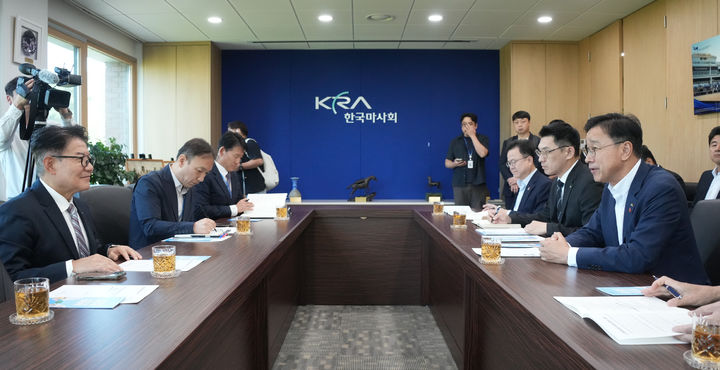 [제주=뉴시스] 1일 오후 위성곤 제주지사가 경기도 과천 한국마사회를 찾아 우희종 한국마사회장에게 '한국마사회 제주 이전 제안서'를 전달하고 유치 협조를 요청하고 있다. (사진=제주도 제공) 2026.10.01. photo@newsis.com *재판매 및 DB 금지