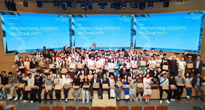 [서울=뉴시스] 지난달 22일 삼육대 요한관에서 열린 외국인 신입생 환영회에서 참석자들이 기념 촬영을 하고 있다. (사진=삼육대 제공) 2026.10.01. photo@newsis.com *재판매 및 DB 금지