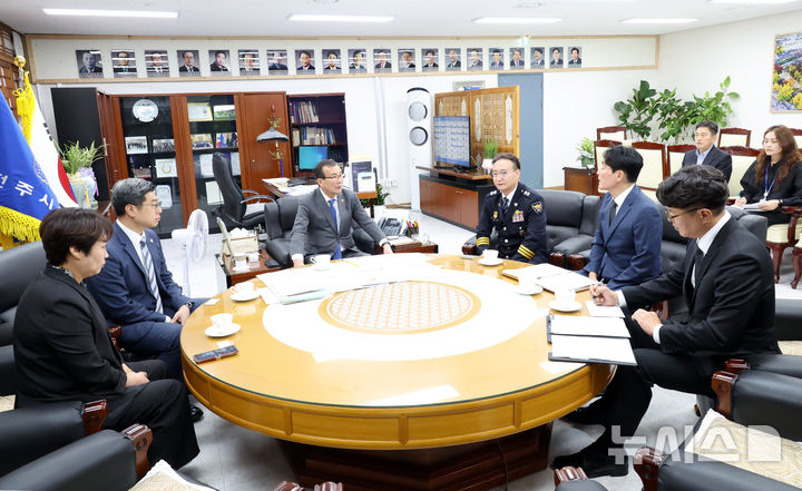 [전주=뉴시스] 최주만 전주시의장과 신효섭 전북경찰청장 등이 1일 안전한 전주시를 만들기 위한 상호 협력을 다짐하는 시간을 기졌다. 2026.10.01 *재판매 및 DB 금지